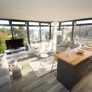 panoramic-penthouse-with-sea-city-views.tophotelsbath.com/